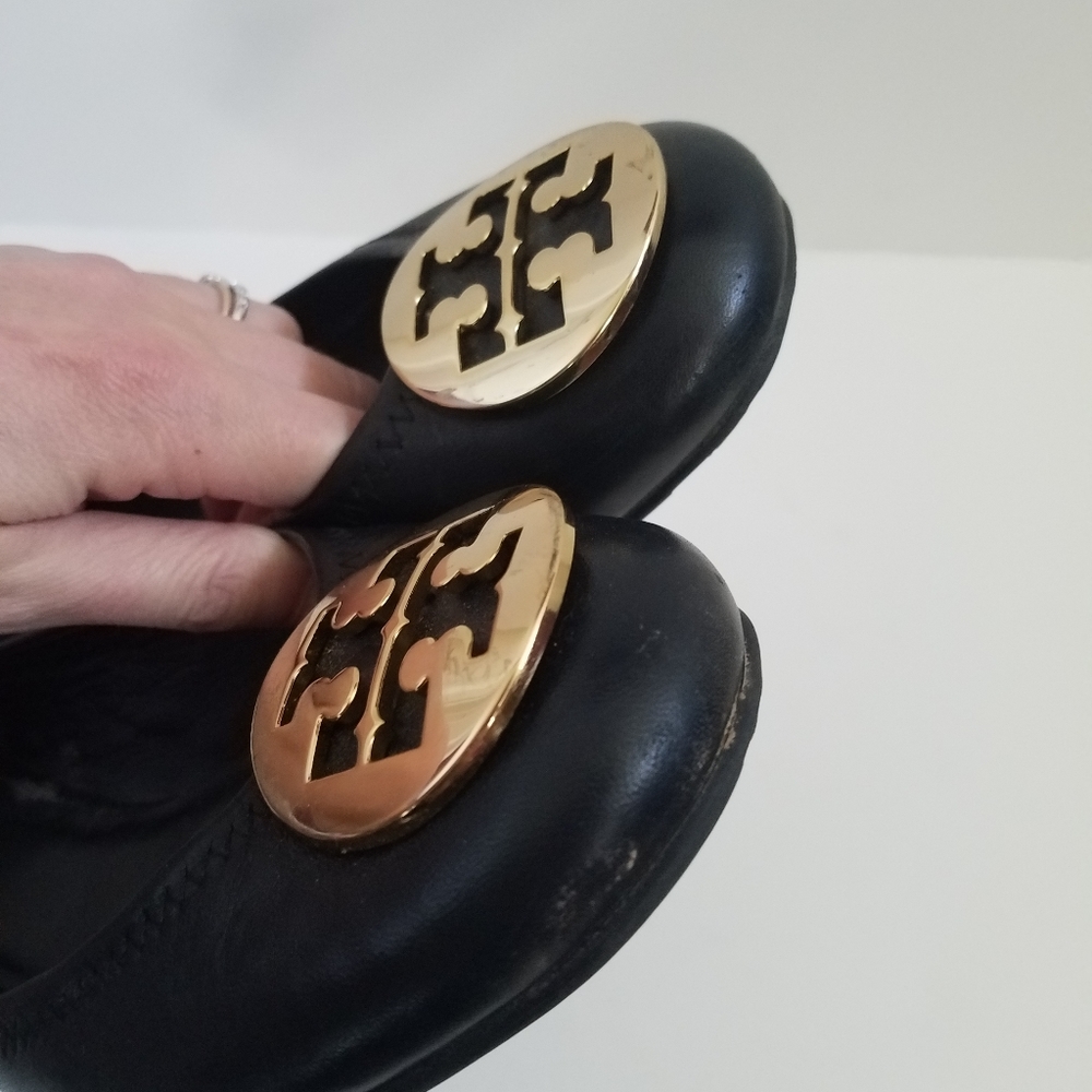 ❌SOLD❌ Tory Burch Reva Flats in Black with Gold - Picture 4 of 8
